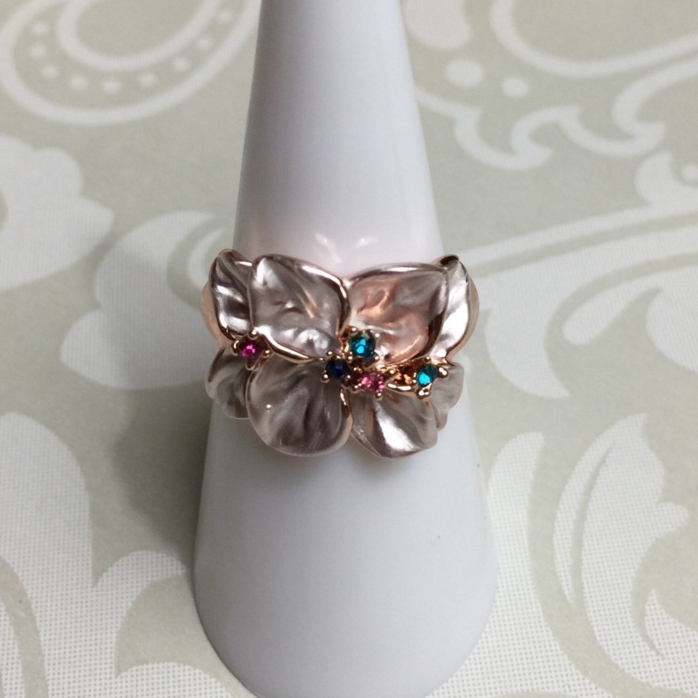 Flower petal rhinestone ring